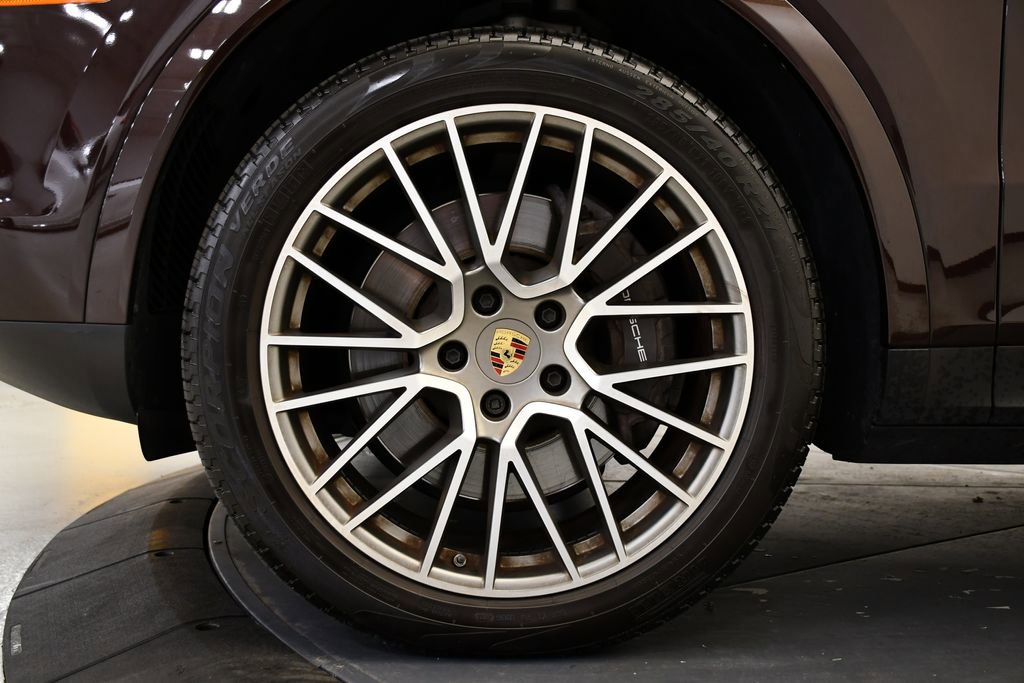 Used 2023 Porsche Cayenne Platinum Edition image 17