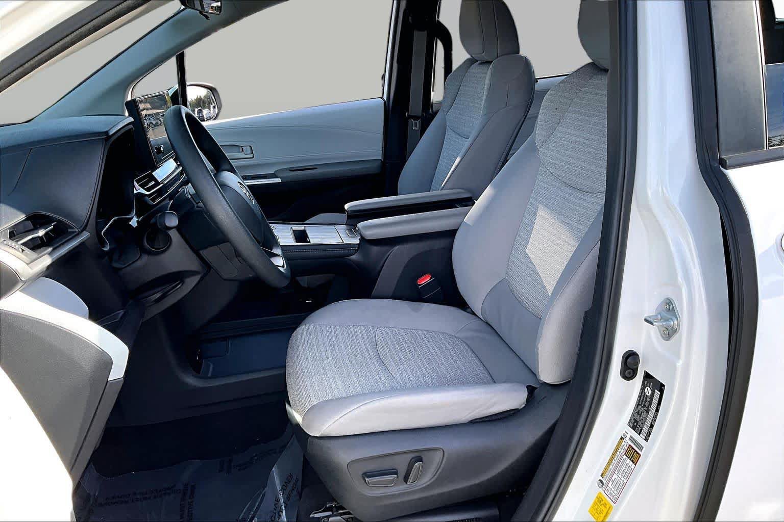 Certified 2025 Toyota Sienna LE FWD image 7