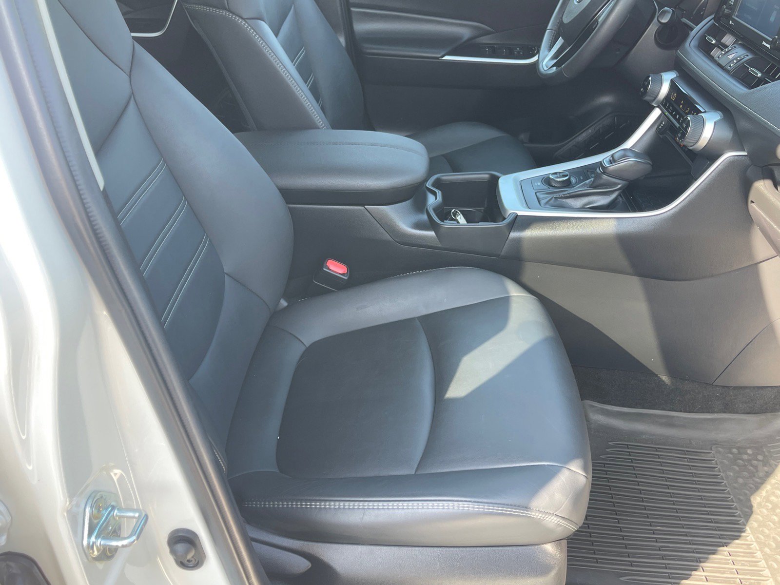 Used 2022 Toyota RAV4 XLE Premium image 19