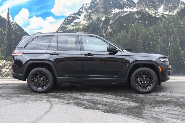 Used 2025 Jeep Grand Cherokee Altitude AWD/4WD image 2