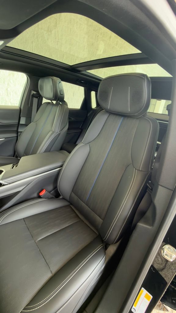 Used 2024 Cadillac Lyriq Luxury AWD/4WD image 2