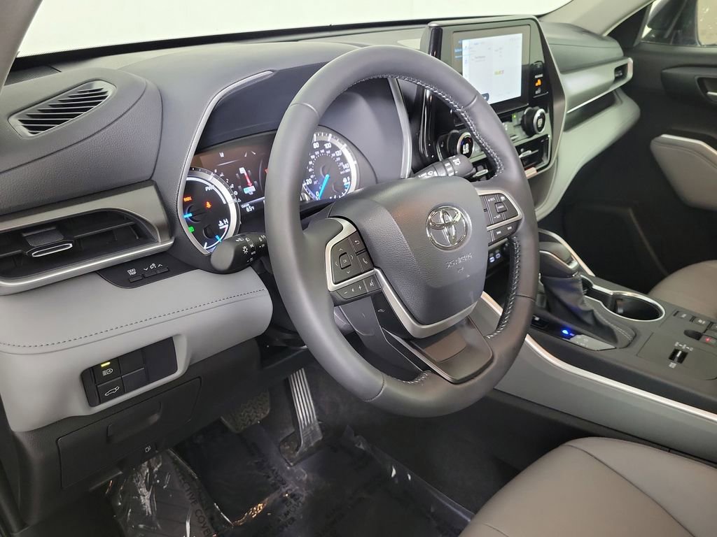 Used 2025 Toyota Highlander XLE AWD/4WD image 21