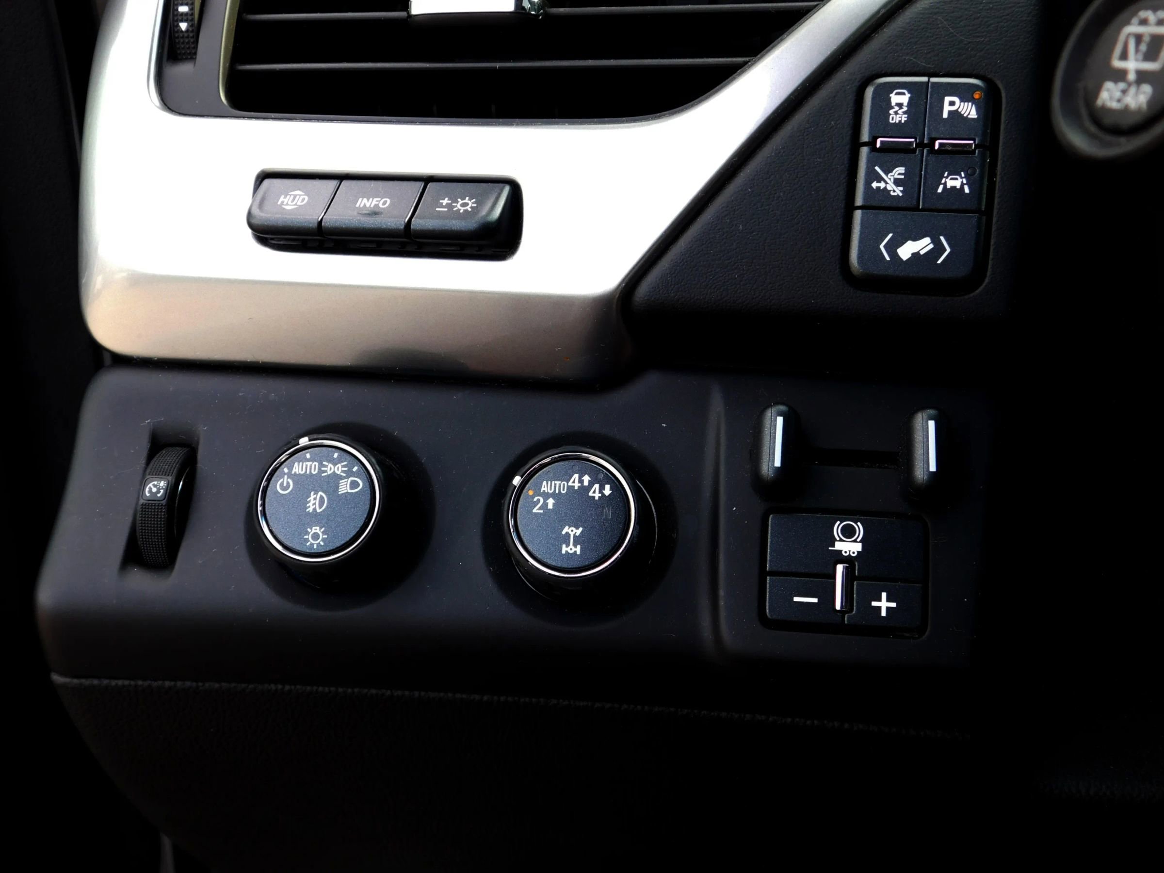 Used 2019 Chevrolet Suburban Premier w/ Premier Plus Edition AWD/4WD image 33