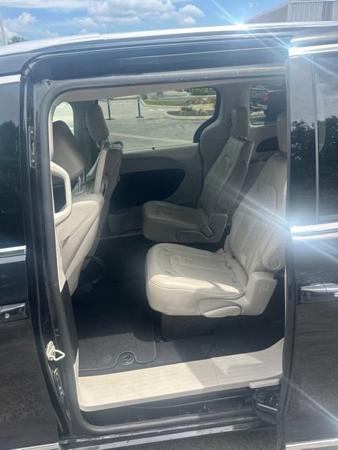 Used 2017 Chrysler Pacifica Touring-L Plus w/ Advanced Safetytec Group FWD image 29