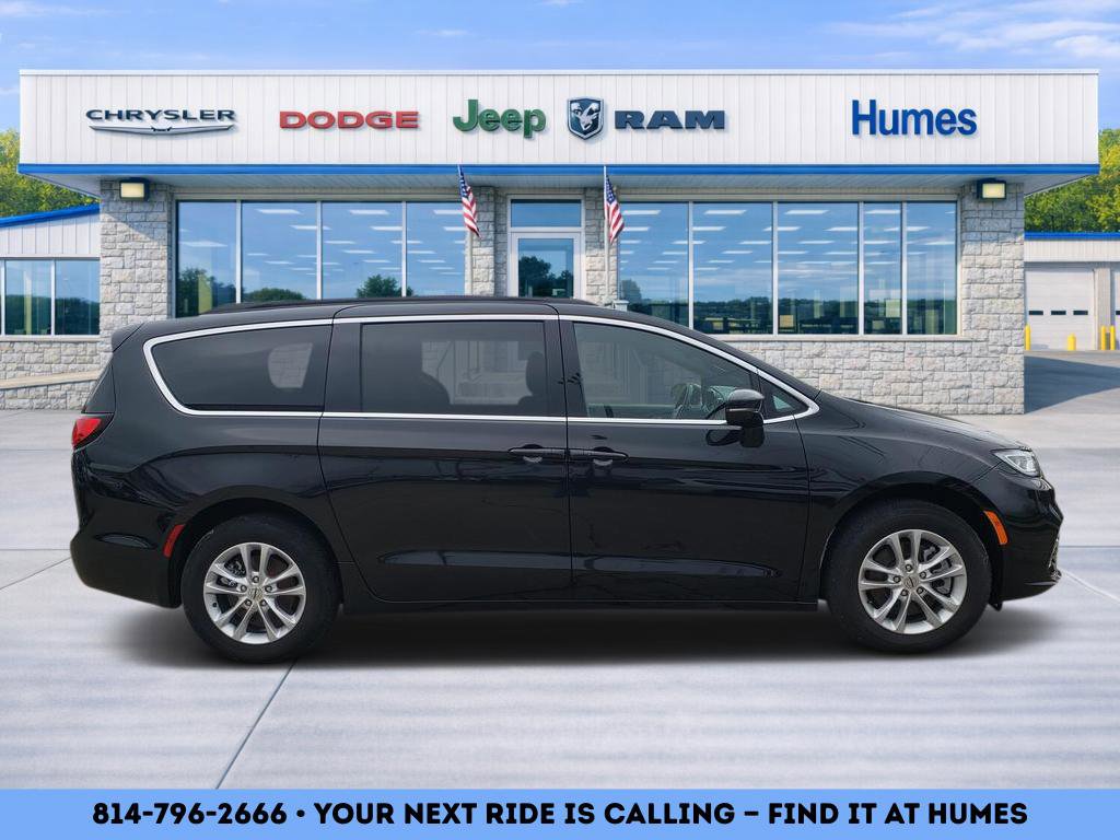 Used 2022 Chrysler Pacifica Touring image 2