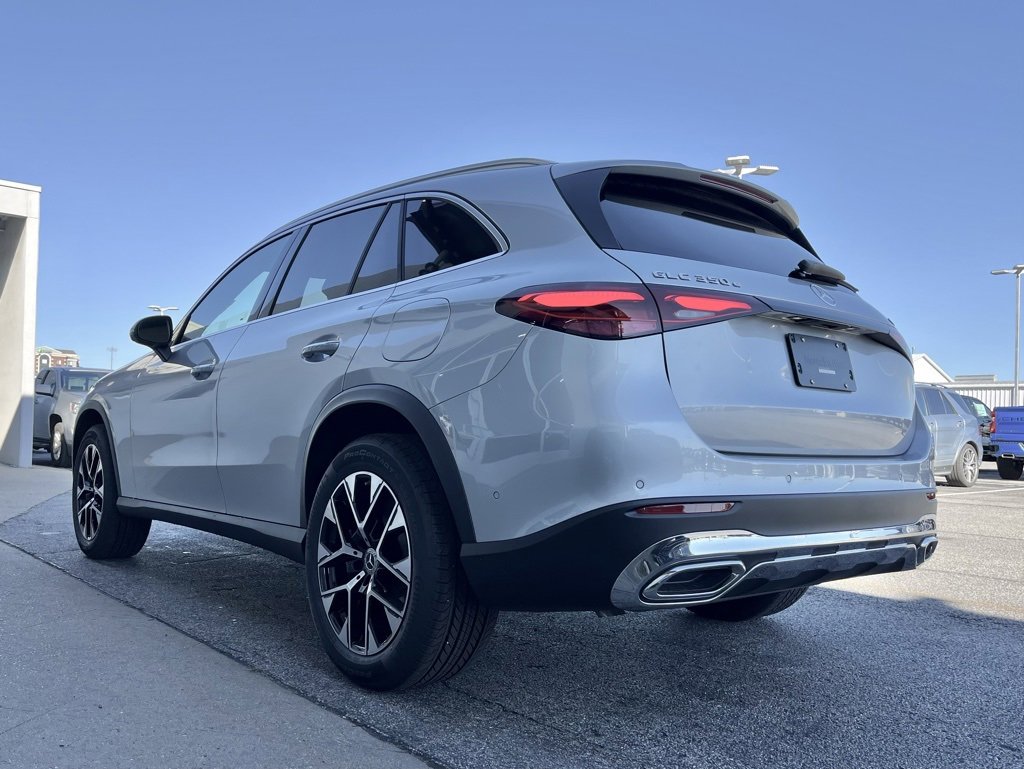 Used 2025 Mercedes-Benz GLC 350e 4MATIC image 10