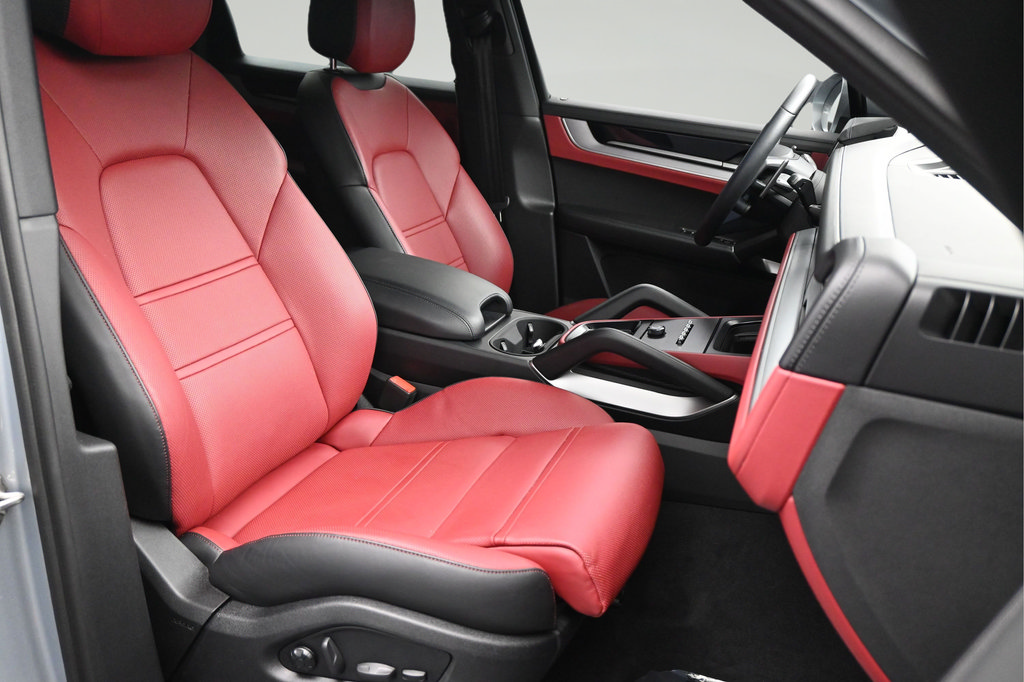 Certified 2025 Porsche Cayenne E-Hybrid AWD/4WD image 10