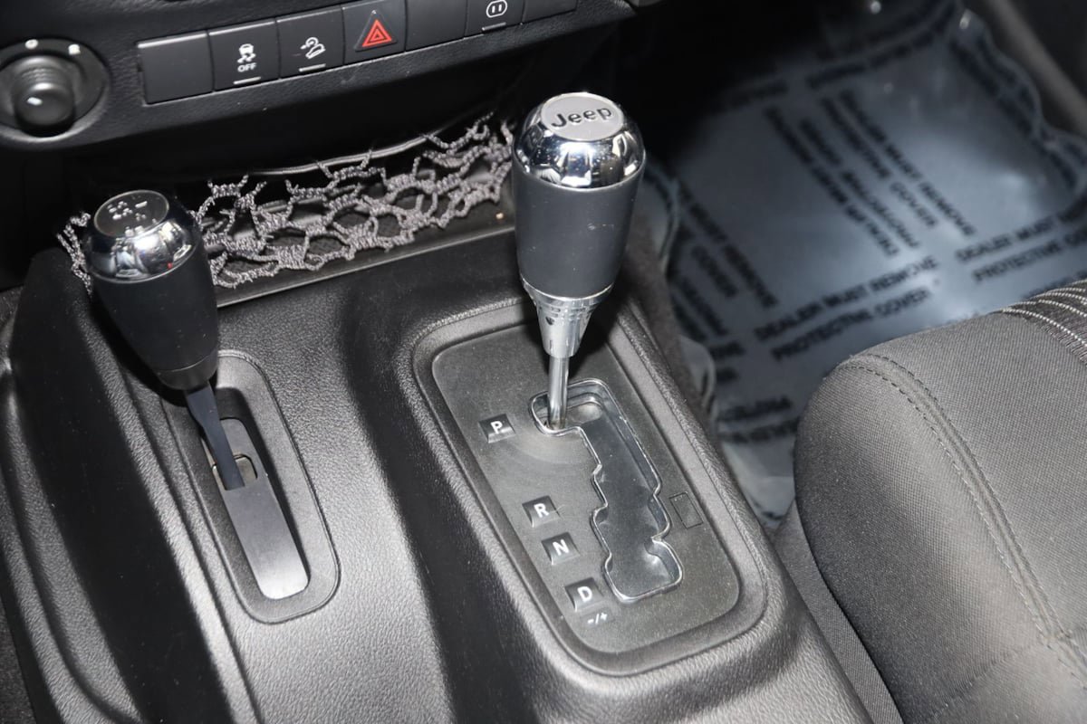 Used 2012 Jeep Wrangler Unlimited Rubicon AWD/4WD image 7