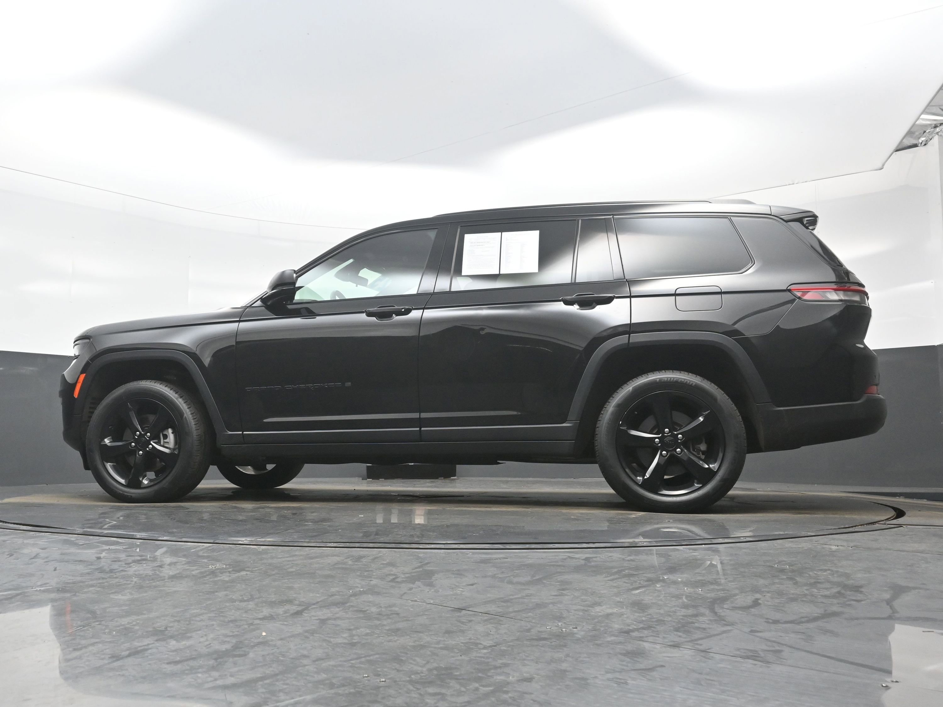 Used 2025 Jeep Grand Cherokee L Limited w/ Black Appearance Package image 27