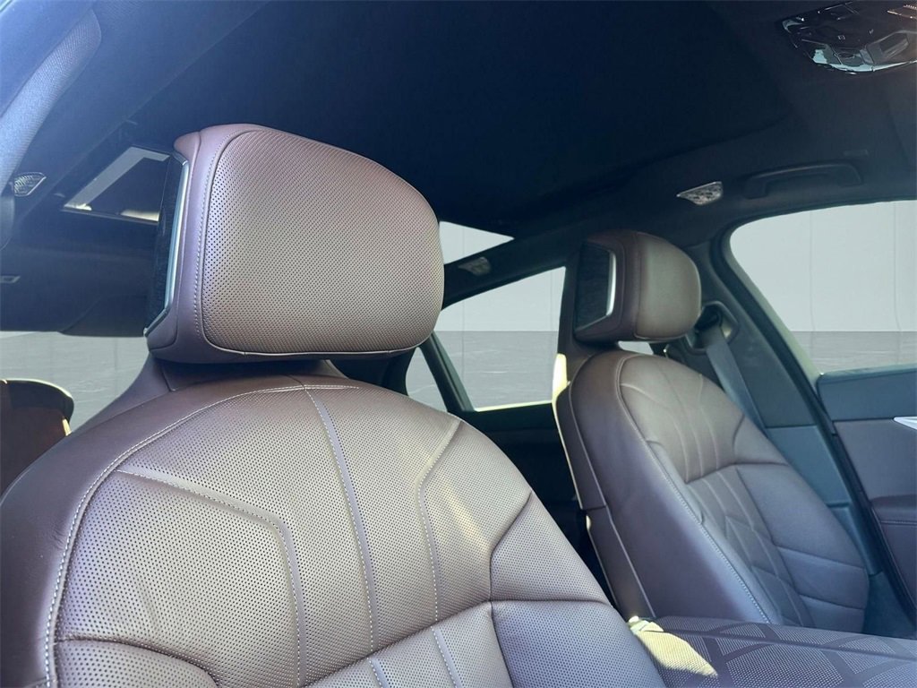 Used 2025 BMW 760i xDrive image 36