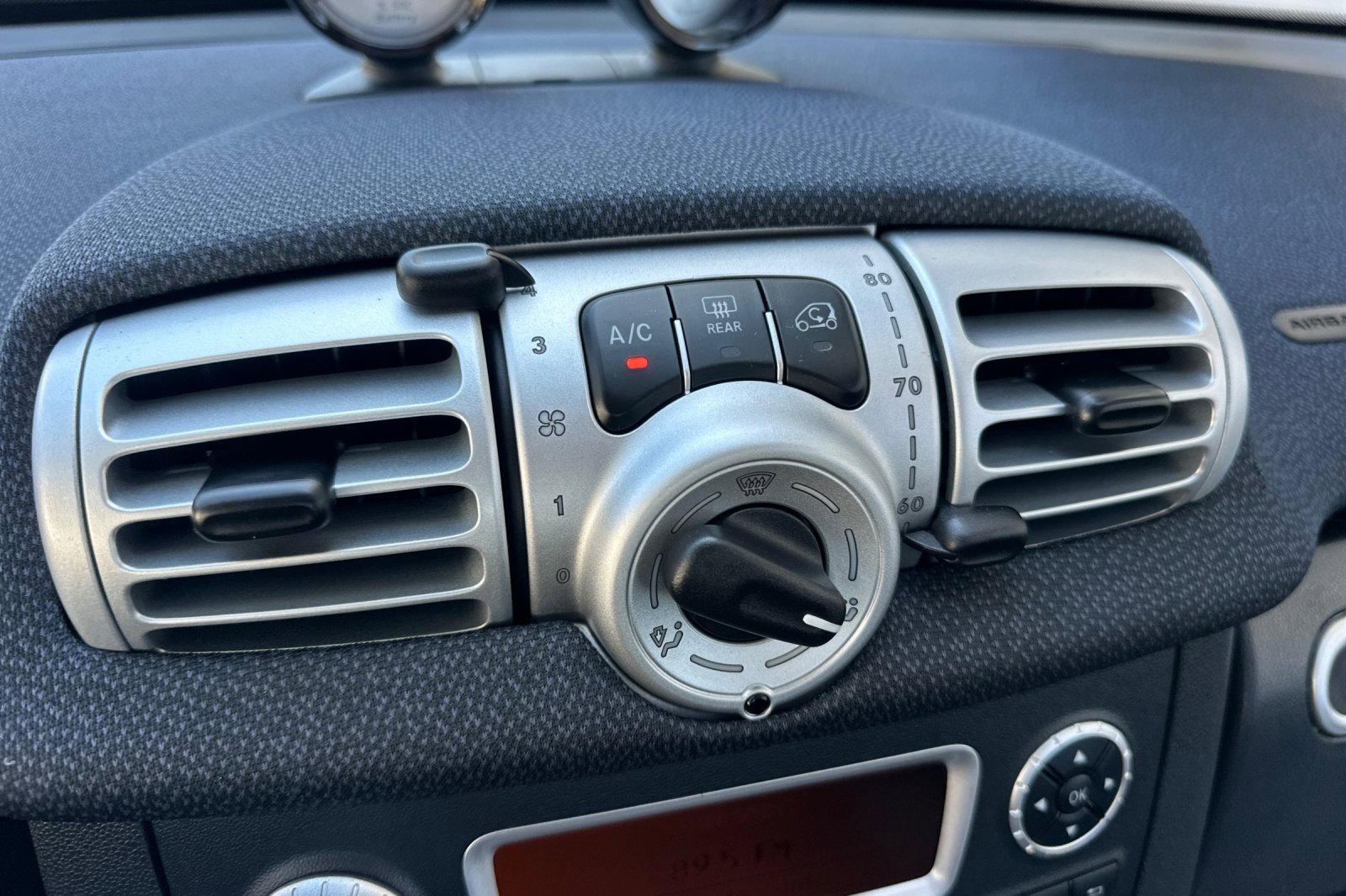 Used 2016 smart fortwo passion image 25