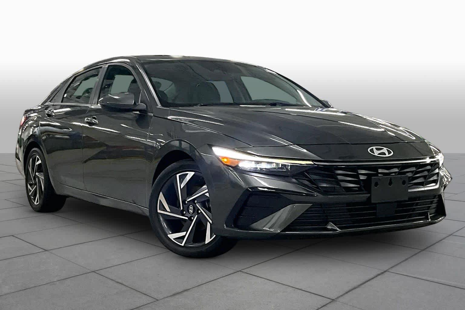 Used 2024 Hyundai Elantra Limited FWD image 3