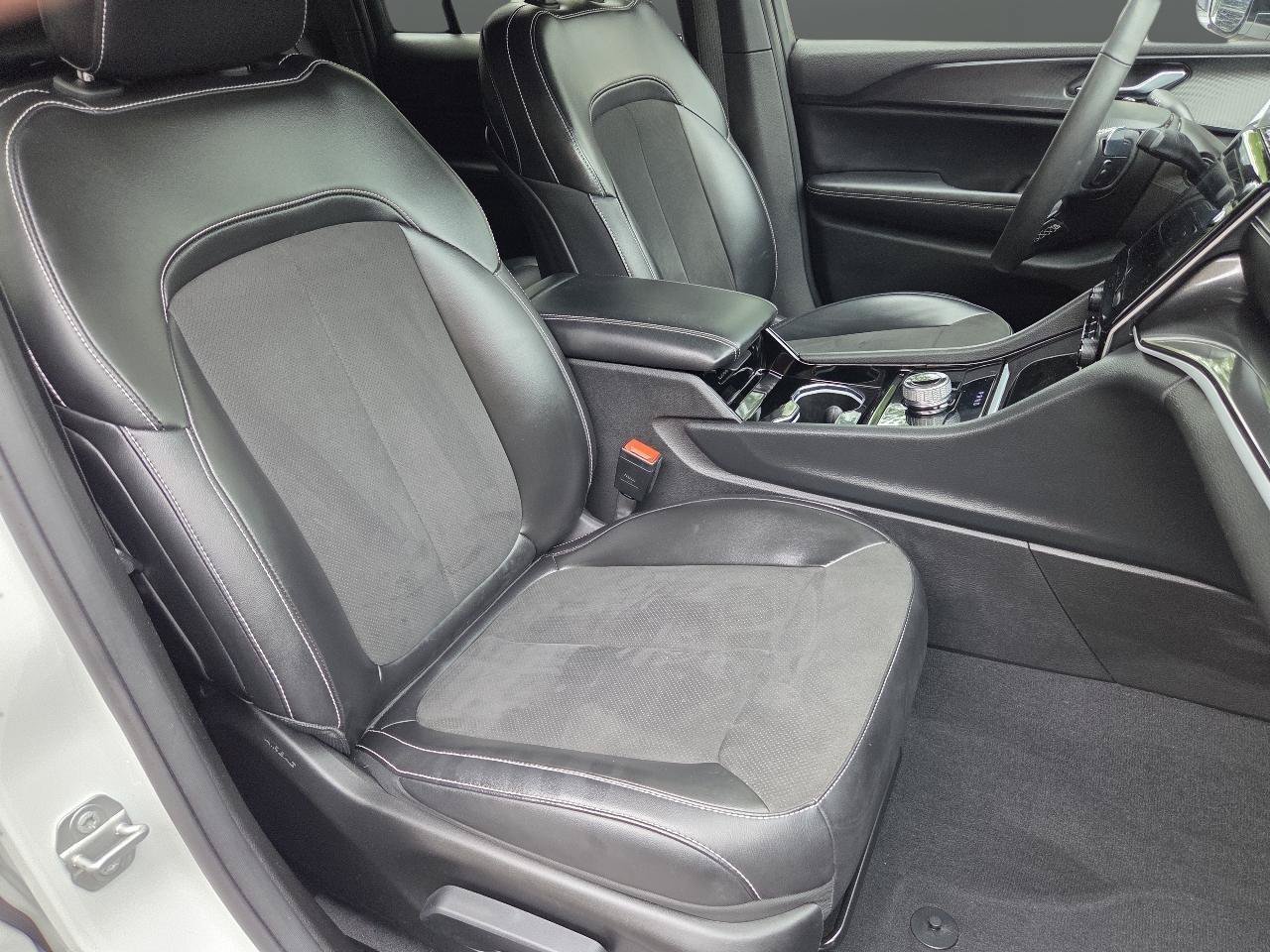Used 2023 Jeep Grand Cherokee Altitude AWD/4WD image 18