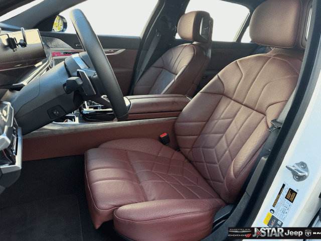 Used 2025 BMW i7 xDrive60 w/ Premium Package AWD/4WD image 9