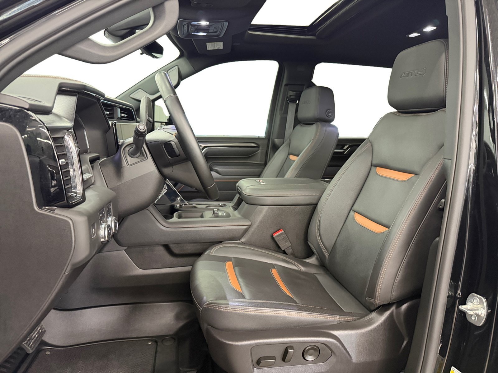 Used 2025 GMC Sierra 2500 AT4 w/ AT4 Premium Plus Package AWD/4WD image 9