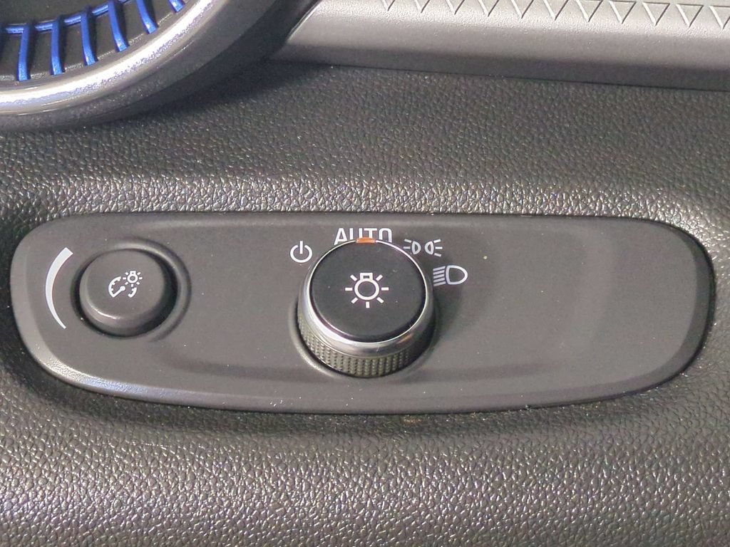 Used 2025 Chevrolet Trax LT FWD image 33
