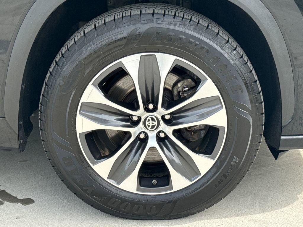Used 2022 Toyota Highlander XLE image 11