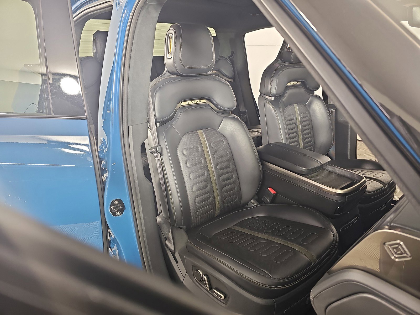 Used 2024 Rivian R1T Adventure AWD/4WD image 23