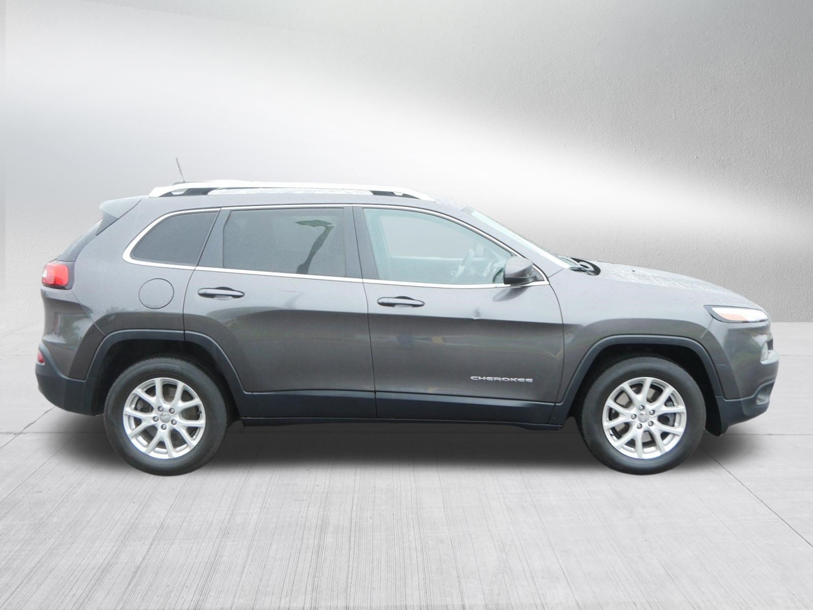 Used 2017 Jeep Cherokee Latitude AWD/4WD image 8