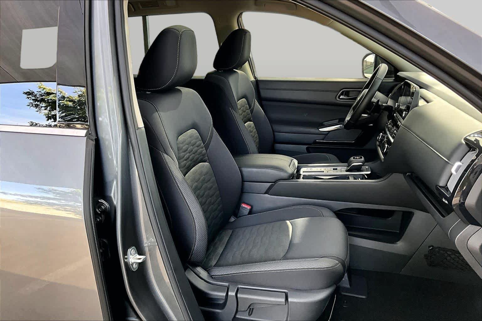 Certified 2025 Nissan Pathfinder SV w/ SV Premium Package FWD image 9