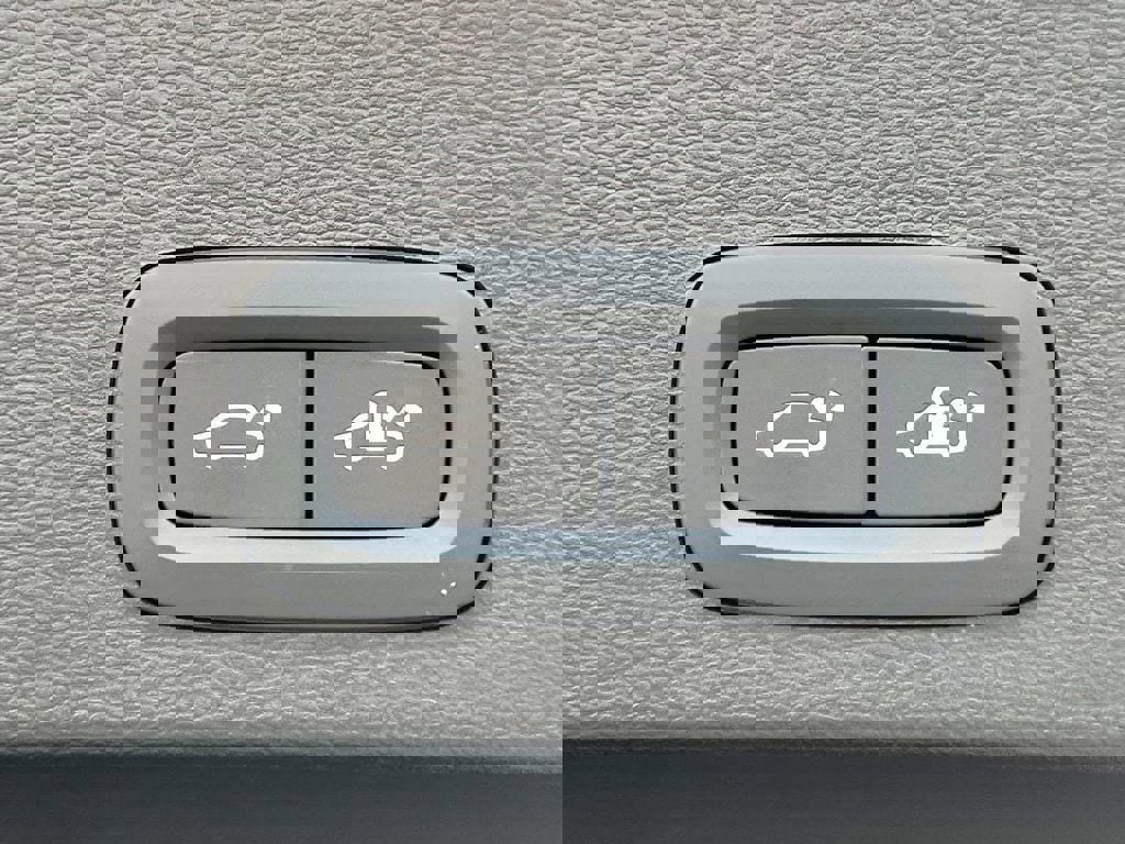 Certified 2026 Volvo XC40 B4 Core w/ Climate Package FWD image 13