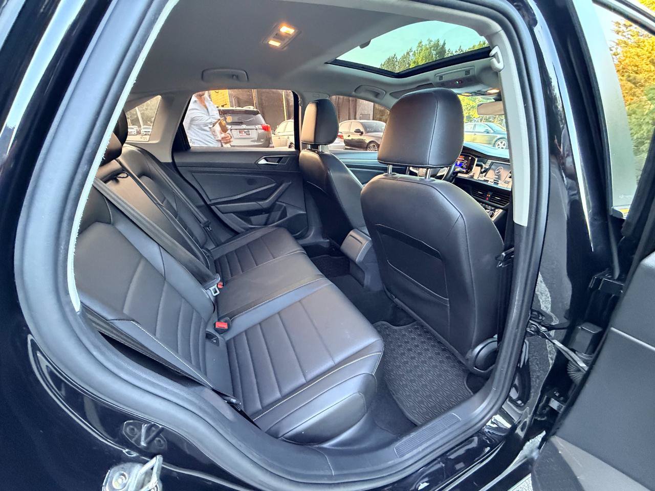 Used 2022 Volkswagen Jetta SE w/ Panoramic Sunroof Package FWD image 12