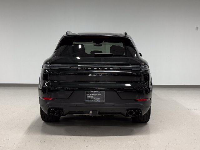 Certified 2025 Porsche Cayenne E-Hybrid w/ Premium Package Plus AWD/4WD image 6