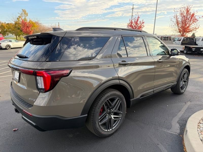 New 2026 Ford Explorer ST-Line w/ ST-Line Street Pack image 6