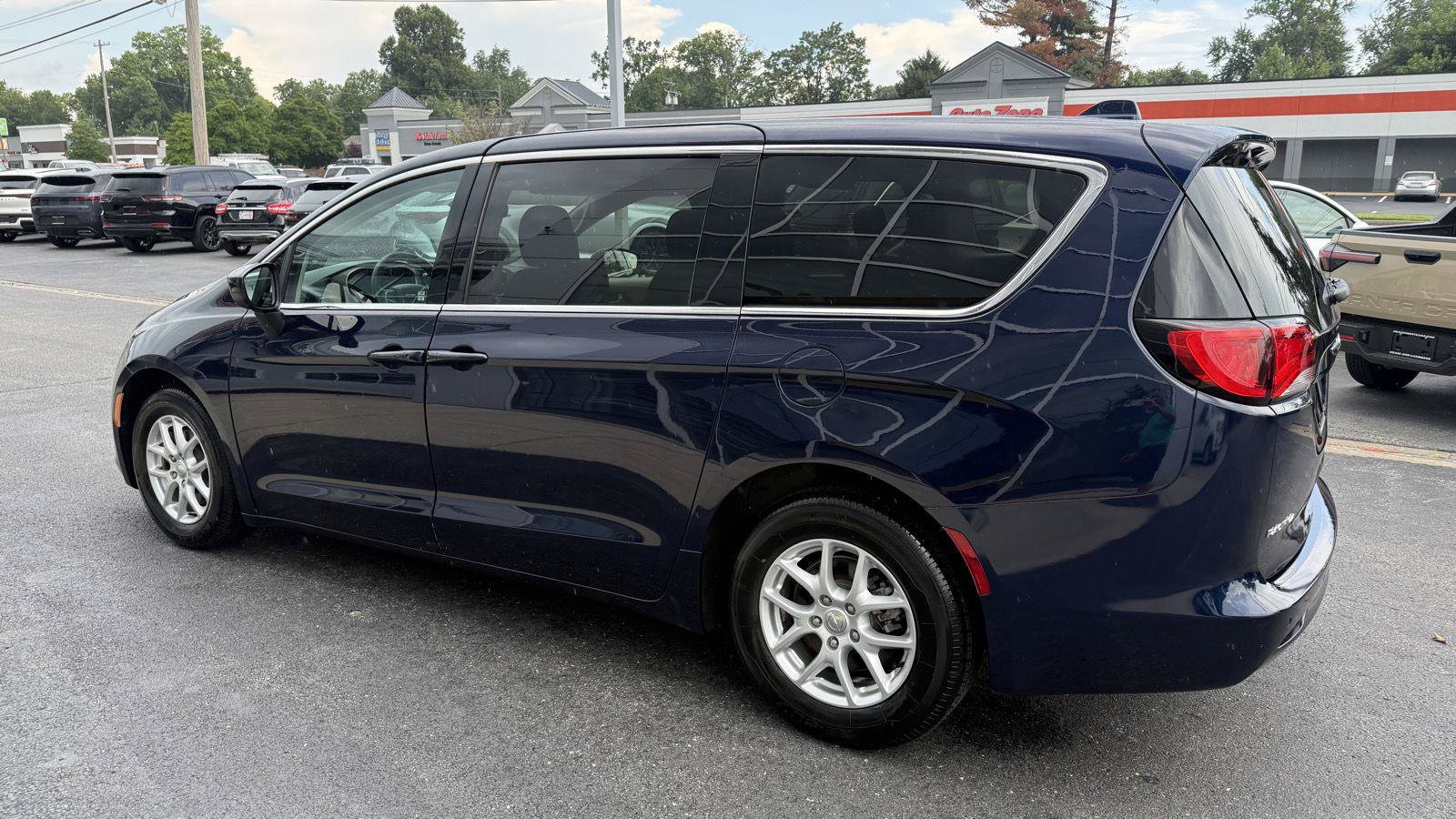 Used 2017 Chrysler Pacifica LX FWD image 6