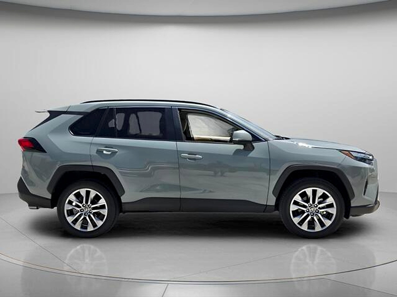 Used 2023 Toyota RAV4 XLE Premium FWD image 5