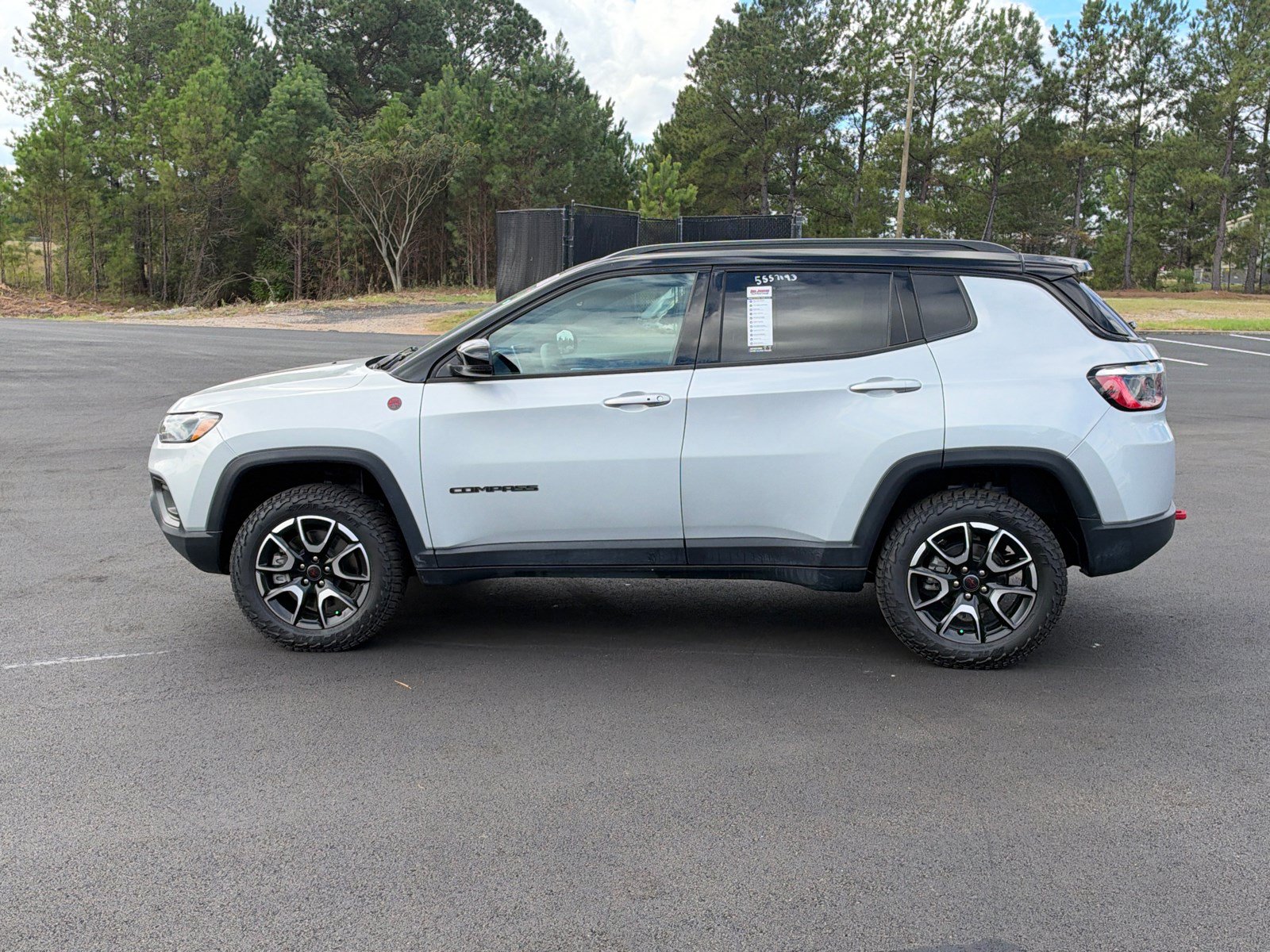 Used 2025 Jeep Compass Trailhawk w/ Trailhawk Convenience Group AWD/4WD image 8