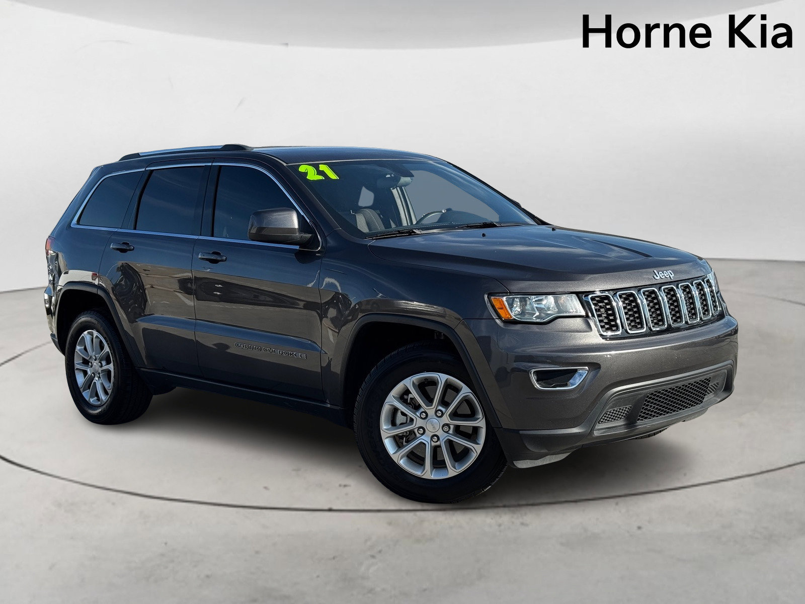 Used 2021 Jeep Grand Cherokee Laredo image 2