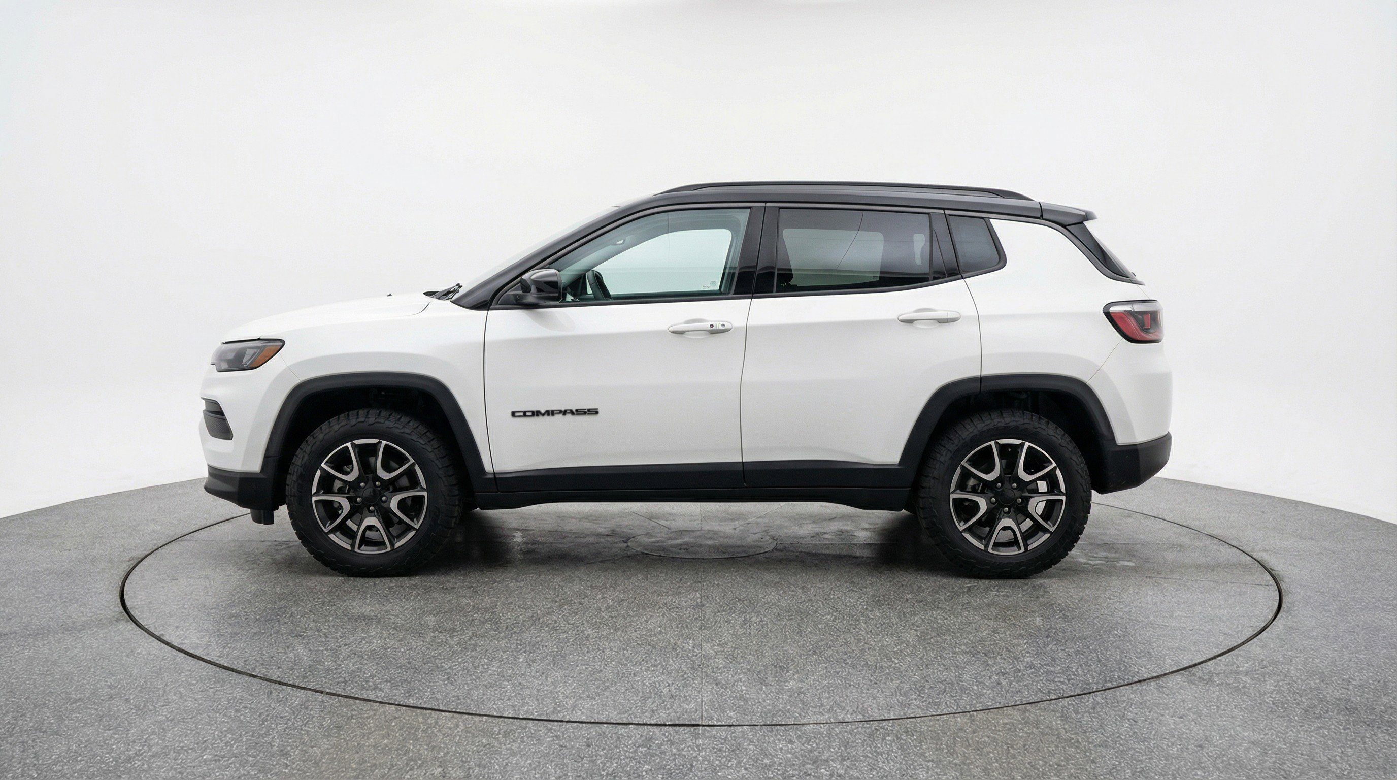 Used 2025 Jeep Compass Trailhawk AWD/4WD image 5