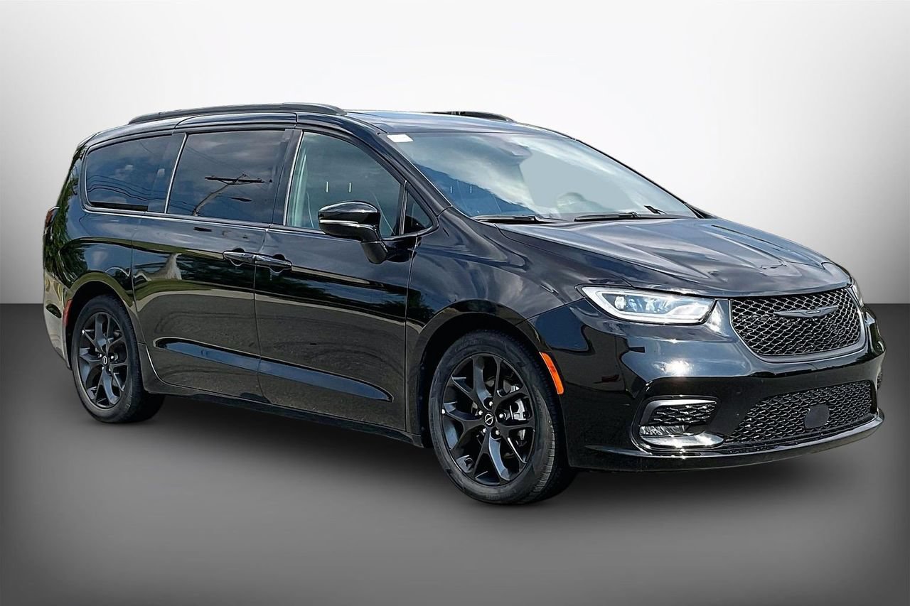 Used 2025 Chrysler Pacifica Limited FWD image 2