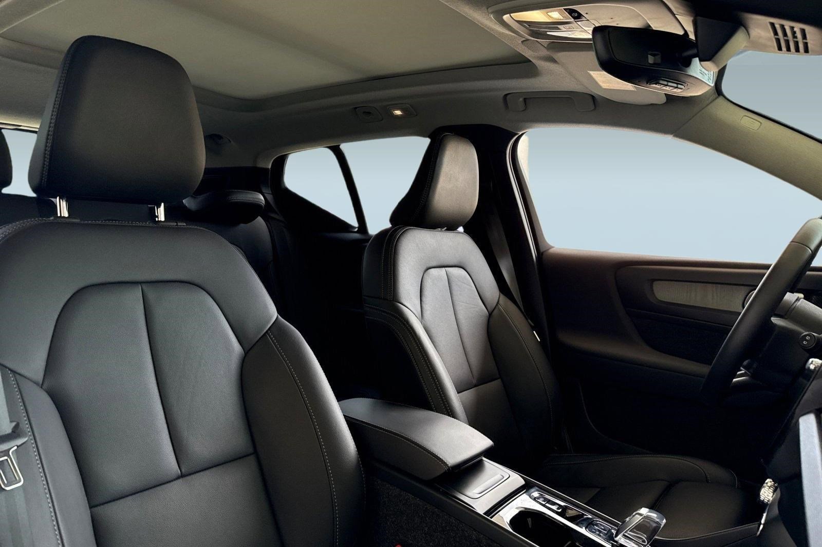 Used 2025 Volvo XC40 B5 Ultra w/ Climate Package image 31