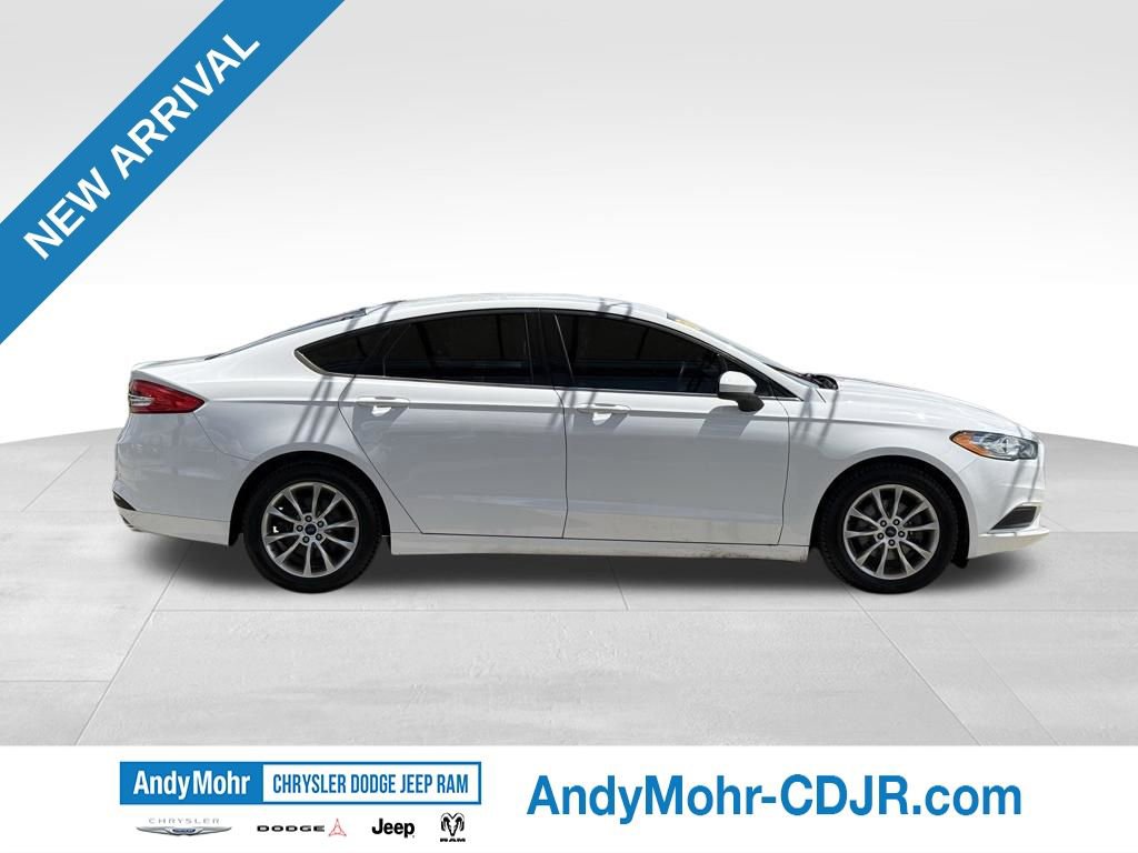 Used 2017 Ford Fusion SE w/ Fusion SE Technology Package FWD image 8