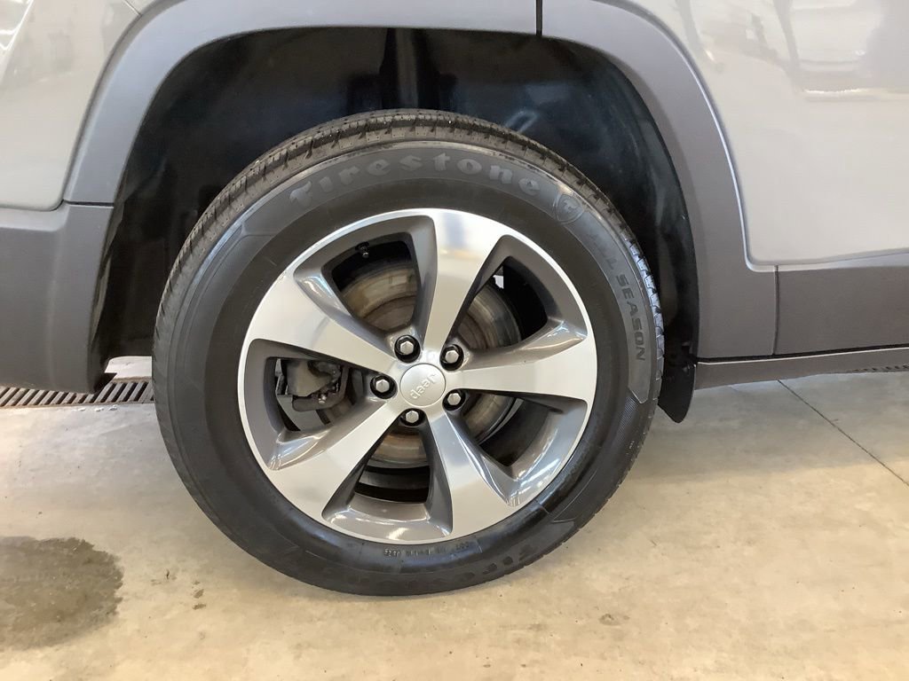 Used 2019 Jeep Cherokee Limited w/ Luxury Group AWD/4WD image 9