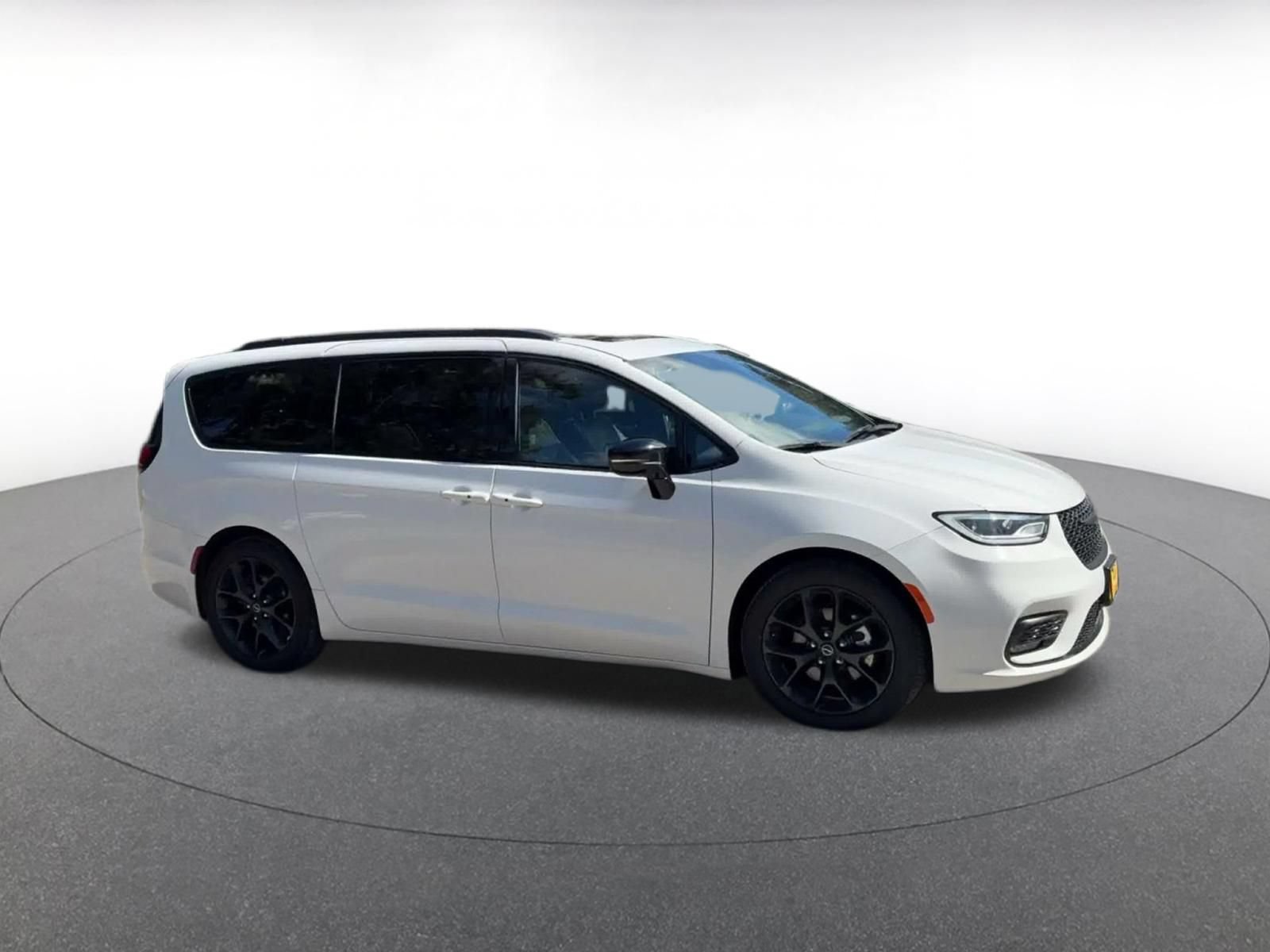 Used 2025 Chrysler Pacifica Limited FWD video 2