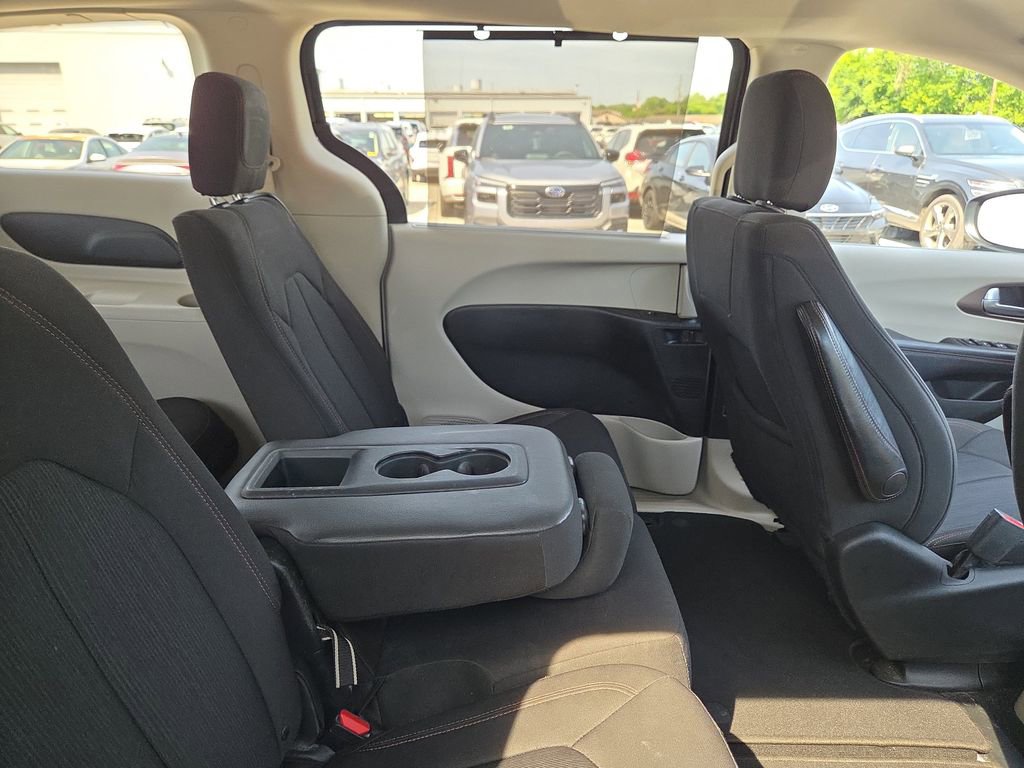 Used 2017 Chrysler Pacifica Touring FWD image 12