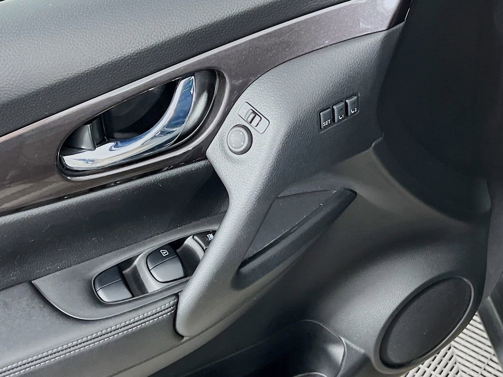 Used 2019 Nissan Rogue SV w/ Sun & Sound Touring Package image 17