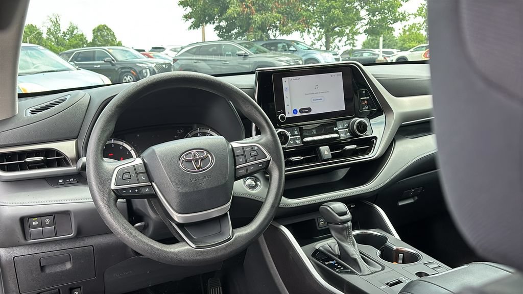 Used 2023 Toyota Highlander L FWD image 13