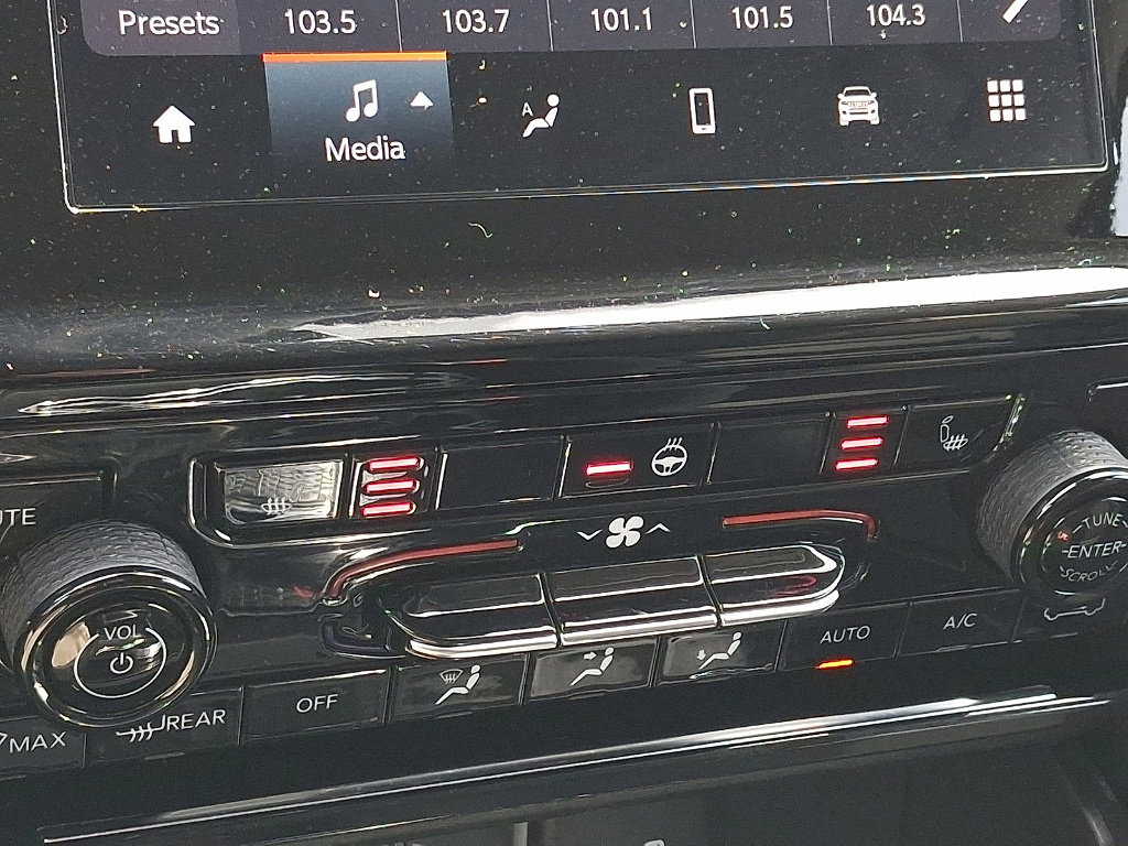 Certified 2023 Jeep Grand Cherokee Laredo w/ Luxury Tech Group I AWD/4WD image 19