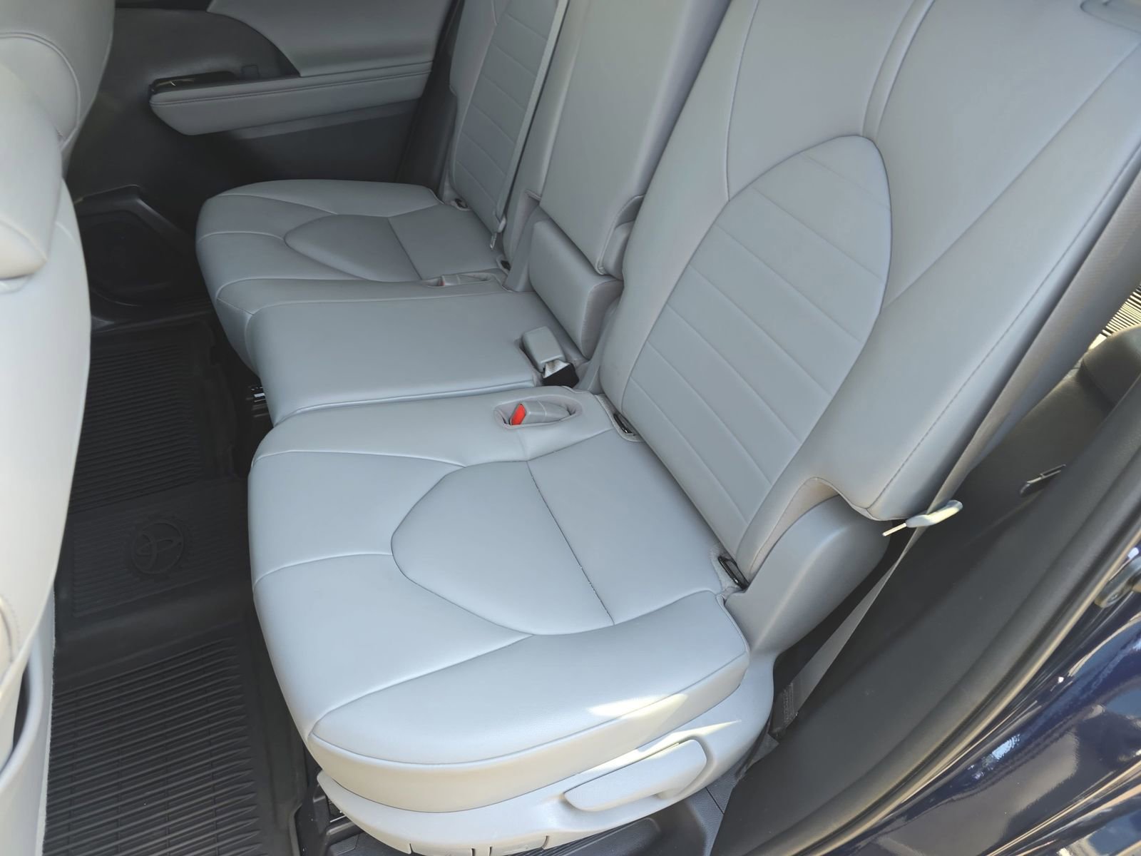 Used 2021 Toyota Highlander XLE image 19