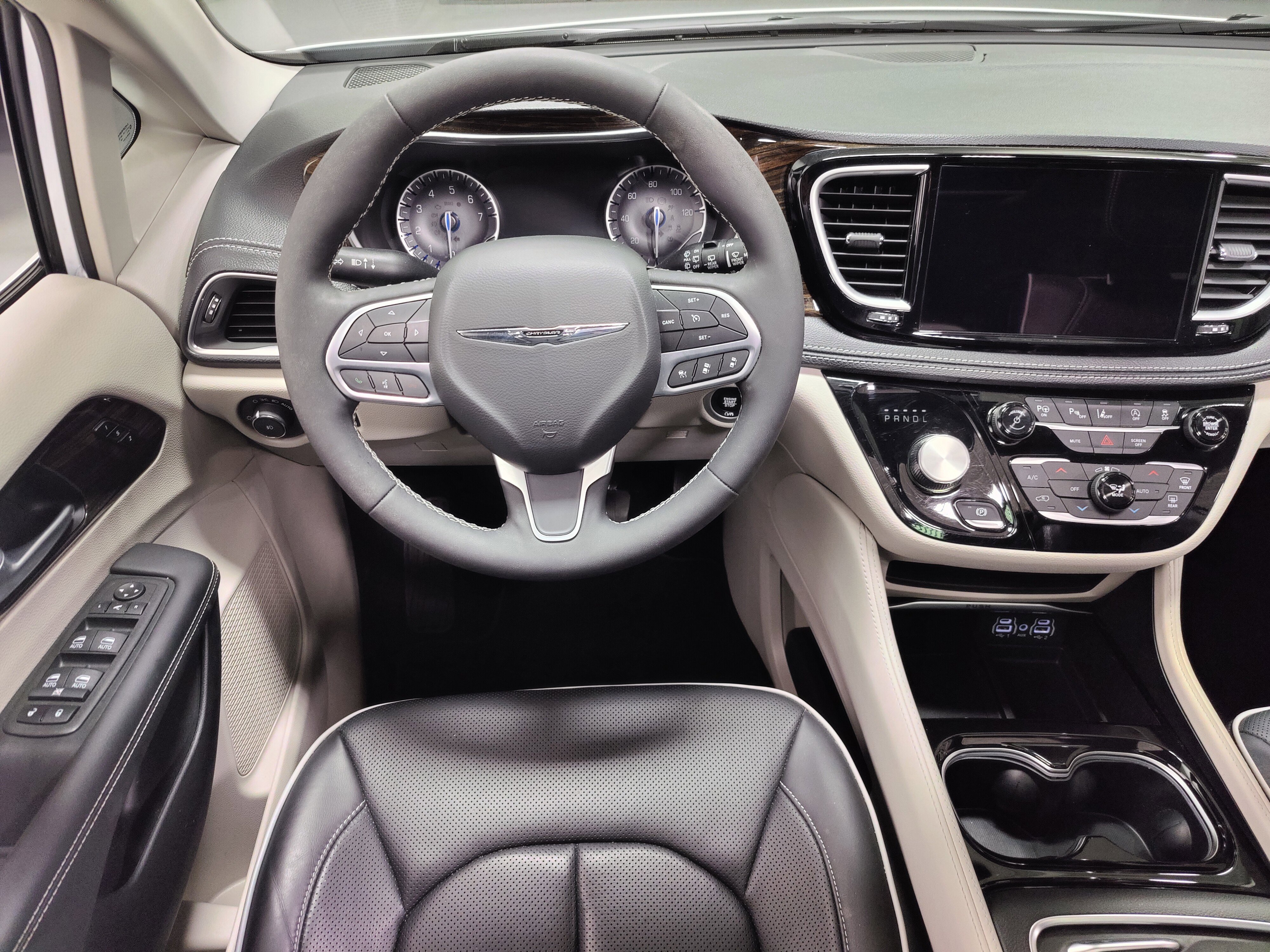 Used 2024 Chrysler Pacifica Limited image 26