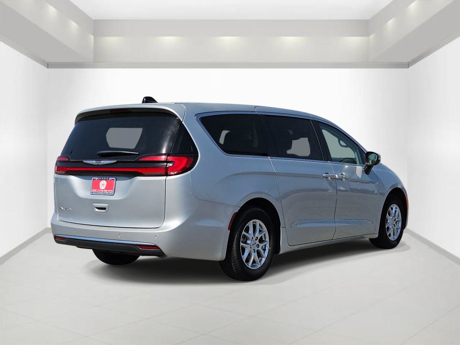 Used 2023 Chrysler Pacifica Touring-L image 4