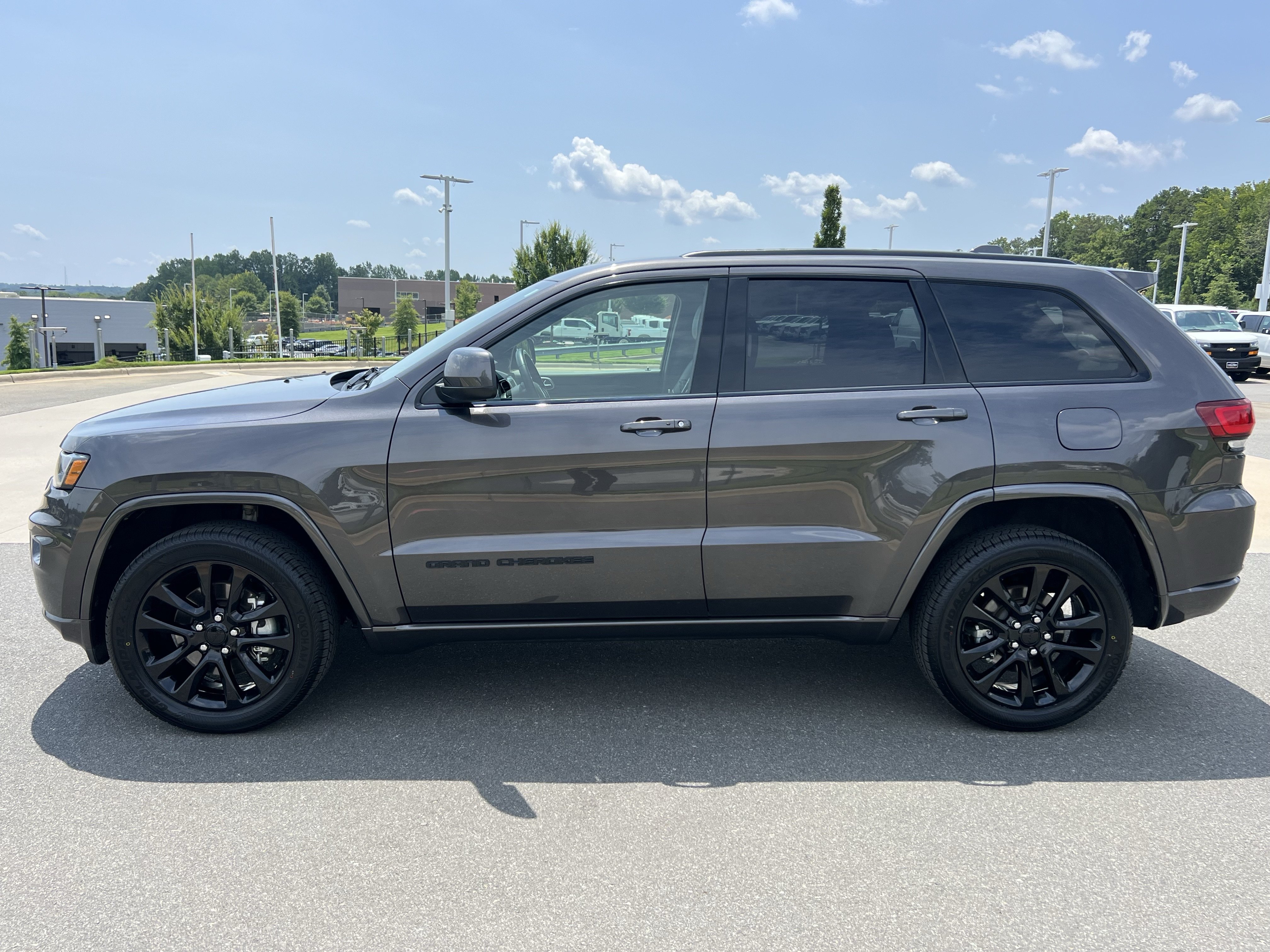 Used 2021 Jeep Grand Cherokee Laredo X AWD/4WD image 7