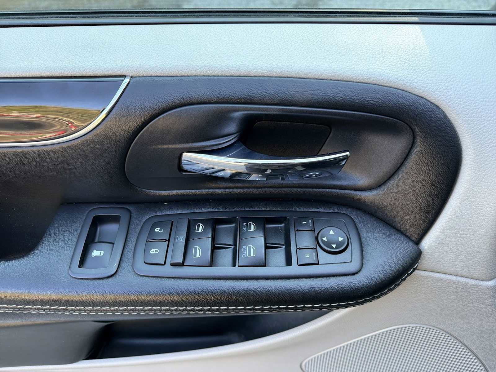 Used 2018 Dodge Grand Caravan SXT FWD image 20