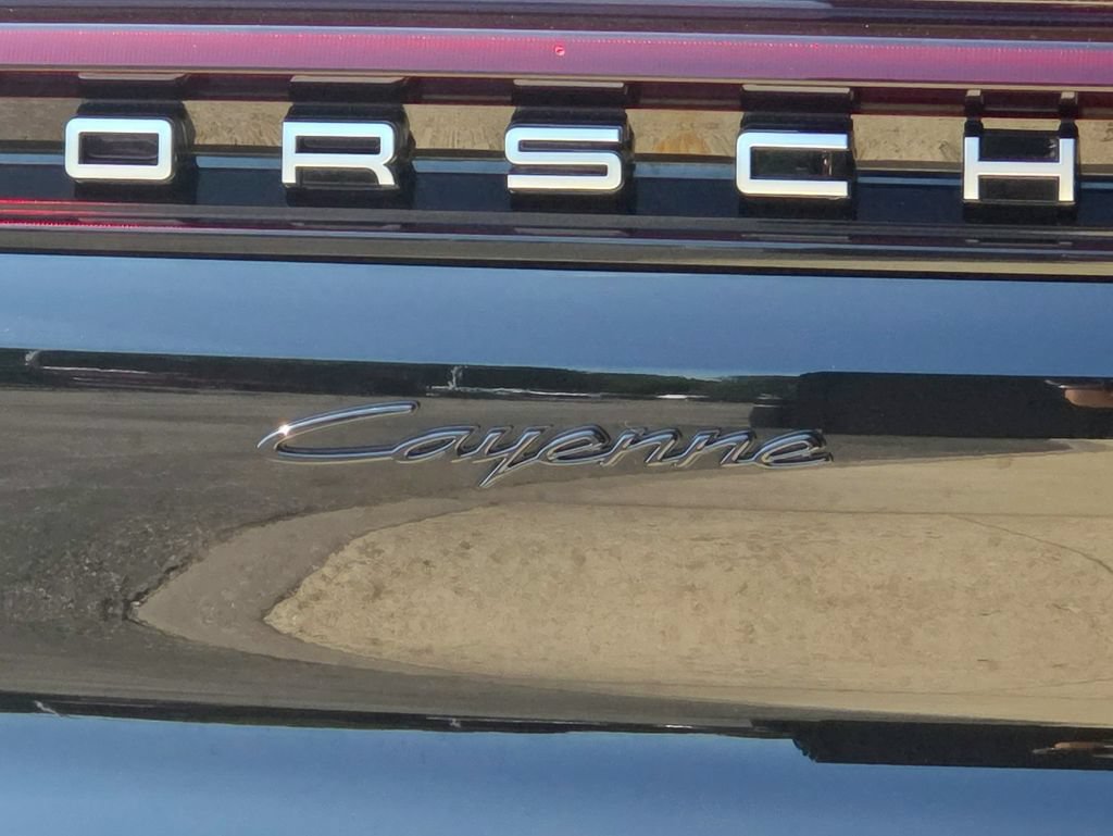 Certified 2025 Porsche Cayenne E-Hybrid AWD/4WD image 28
