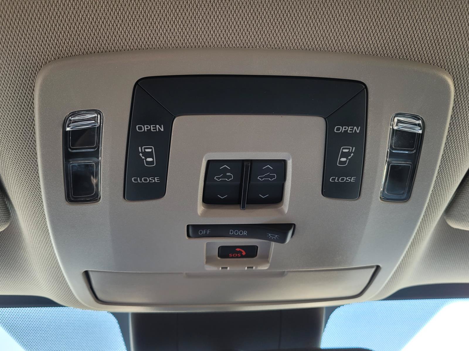 Used 2023 Toyota Sienna LE w/ LE Plus Package FWD image 30