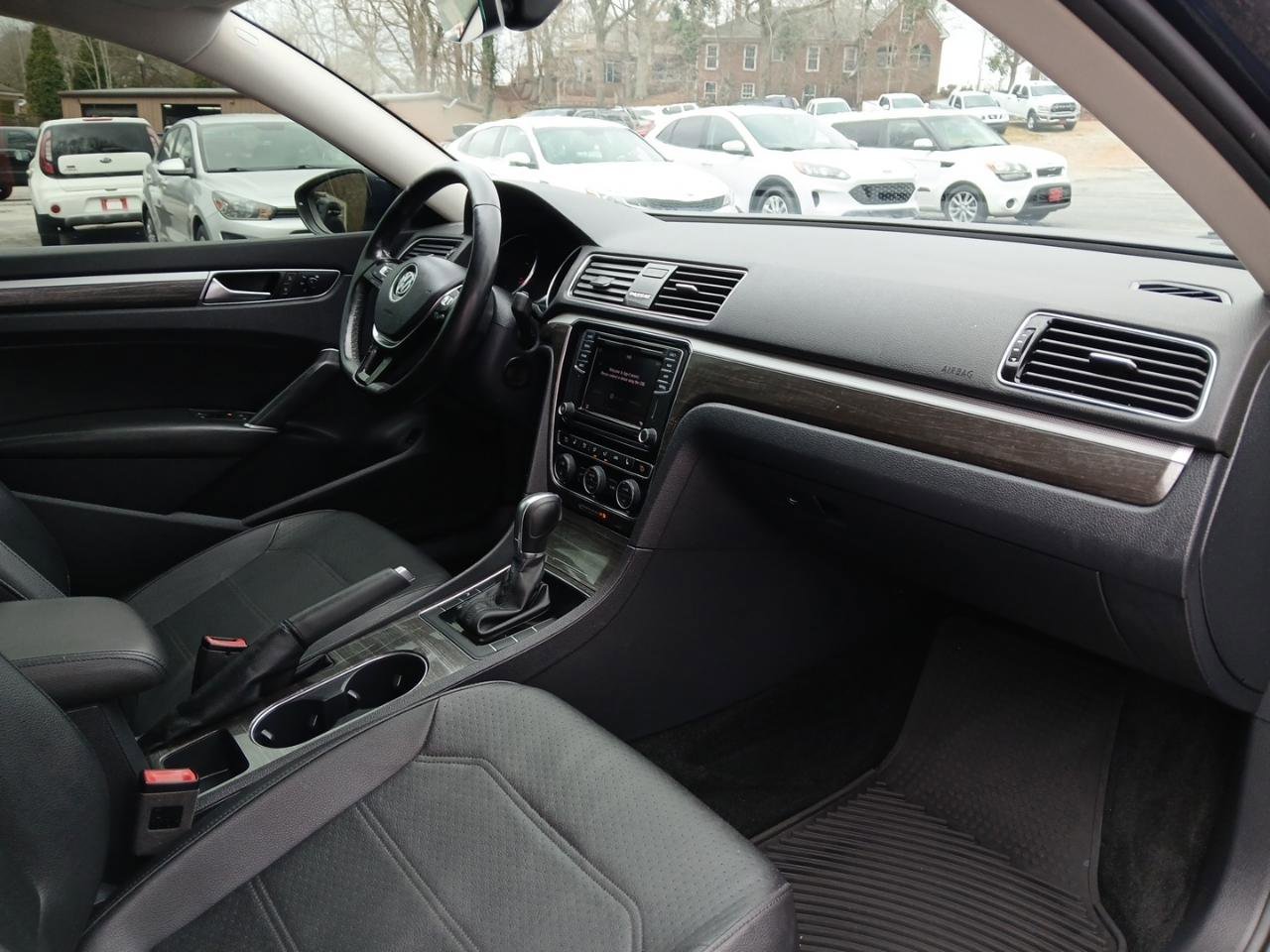 Used 2018 Volkswagen Passat 2.0T SE image 16